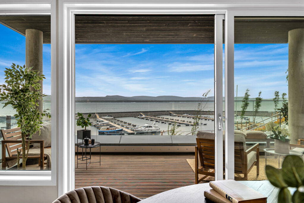 Utsikt fra stuen mot havet og skipstrafikken i Oslofjorden