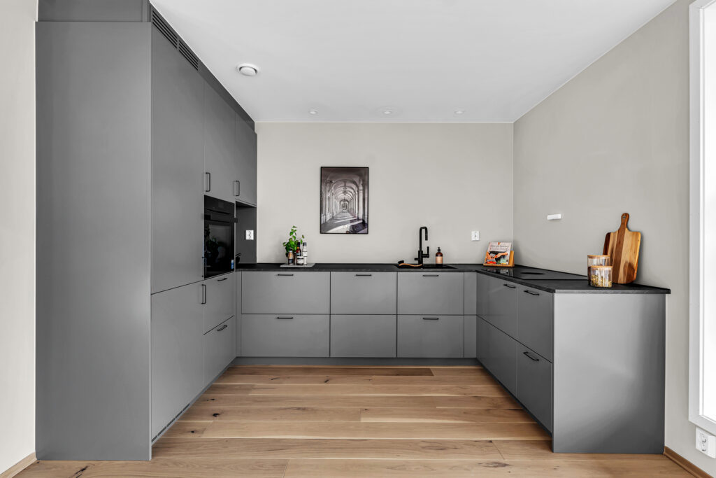 God oppbevaringskapasitet med U formet kjøkken