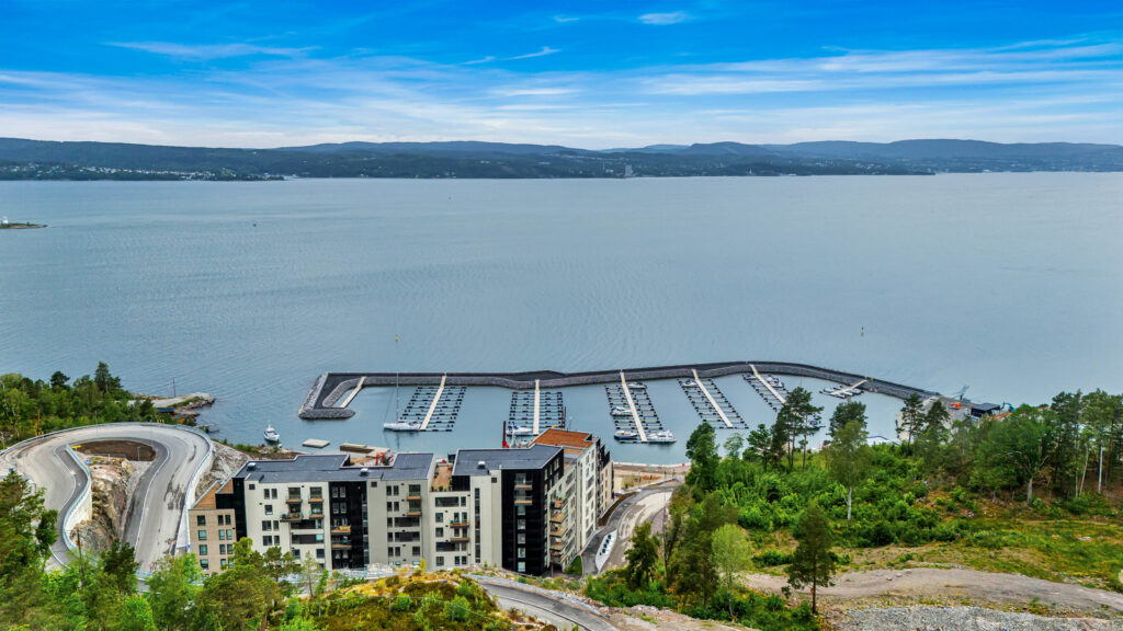 Spro Havn har utsikt mot havgapet i vest og kystskog i området rundt